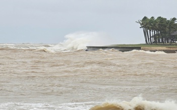 Biển Nhật Lệ dậy sóng, mưa lũ uy hiếp trước bão số 10