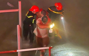 Bão số 10 quần thảo, gầm rú suốt đêm ở Nghệ An