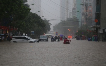 Hà Nội ngập khắp nơi, người dân cố vượt 'biển nước' về nhà
