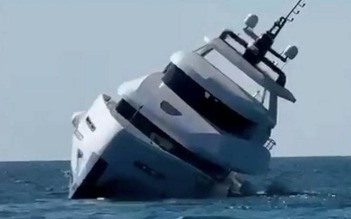 Khoảnh khắc du thuyền triệu đô vừa hạ thủy đã chìm xuống biển