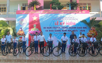 Nhiều phần quà đến với học sinh nghèo Quảng Trị trong năm học mới