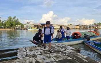 Khai giảng ở Mũi Cà Mau: Nụ cười học trò giữa sóng nước