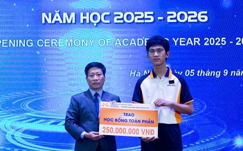 Nam sinh mất 4 người thân trong vụ lật tàu ở Hạ Long nhận học bổng