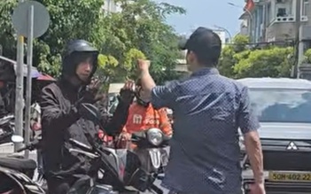 TP.HCM: Nam thanh niên bị người đàn ông đuổi đánh giữa đường