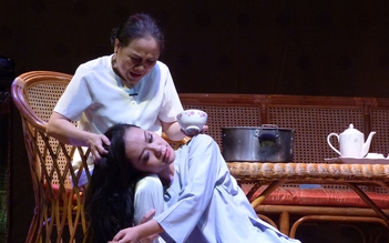 Ái Như: 'Cha như nóc nhà, mẹ là cây cột'