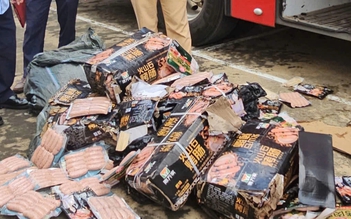 Phát hiện xe khách chở hơn 400 kg lạp xưởng không rõ nguồn gốc