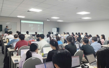 'Cơn sốt' học AI: Lo ngại 'vàng thau lẫn lộn'