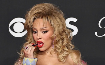 Doja Cat bị chê 'lố bịch' khi 'ăn son' trên thảm đỏ MTV VMAs 2025