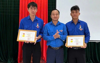 Trao huy hiệu 'Tuổi trẻ dũng cảm' cho 2 đoàn viên cứu người bị đuối nước