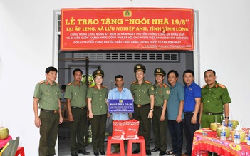 Công an cửa khẩu Cảng hàng không quốc tế Tân Sơn Nhất trao tặng nhà 19-8