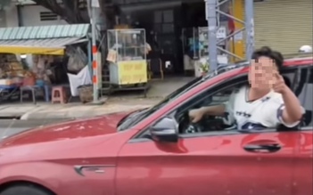 CSGT TP.HCM phạt tài xế ô tô chuyển làn ẩu suýt gây tai nạn