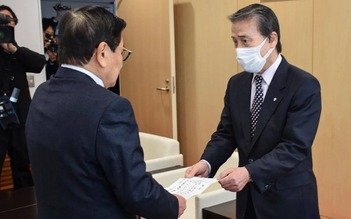 Vướng 99 cáo buộc quấy rối tình dục, cựu thị trưởng vẫn trúng cử