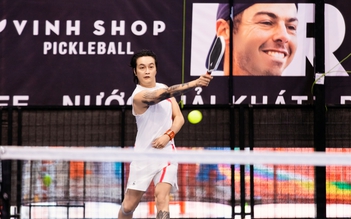 Ca sĩ TiTi và Akira Phan bùng cháy đam mê pickleball