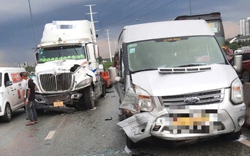 TP.HCM: Tai nạn liên hoàn trên cầu Phú Hữu, giao thông ùn ứ