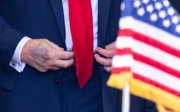 Ông Trump giải thích vết bầm trên tay, nói không ngủ gật lúc họp