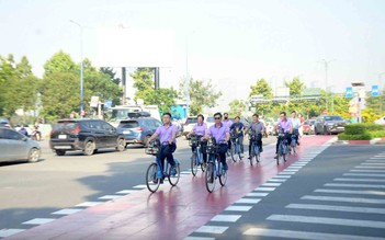 Tranh cãi cho xe máy 'đi ké' làn xe đạp