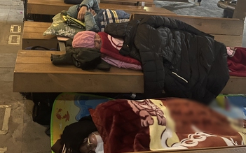 Đêm rét trong Bệnh viện Bạch Mai sau vụ bảo vệ 'giật chăn' người nhà bệnh nhân