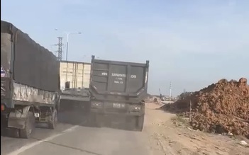 CSGT TP.HCM phạt tài xế xe ben lấn làn xe máy trên tuyến Mỹ Phước - Tân Vạn