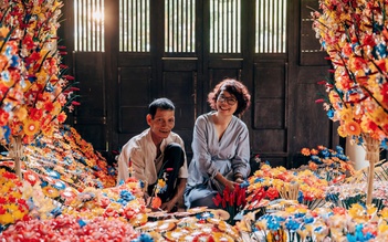 Cô gái đưa hoa giấy ra thế giới