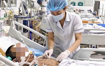 Người đàn ông nguy kịch sau khi tự dùng thuốc, truyền dịch điều trị thủy đậu