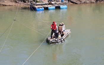 Cầu sập, người dân bám dây vượt sông mưu sinh