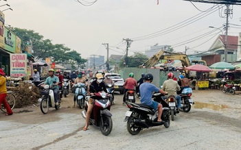 Thi công rào chắn đường gây ùn tắc, đơn vị bị CSGT TP.HCM xử phạt