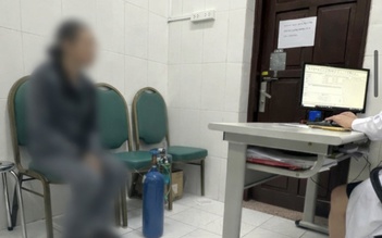 Nữ sinh Hà Nội đi khám tâm thần cùng bình khí cười