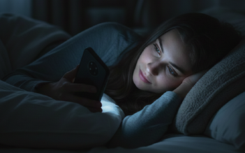 Nằm lướt điện thoại: Tư thế nào gây áp lực lớn nhất lên đốt sống cổ?