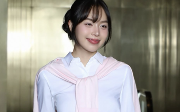 Diện áo sơ mi trắng tinh giản nhưng luôn ghi điểm thanh lịch