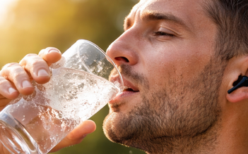 Uống nước lạnh ngay sau tập luyện, có gây nguy hiểm cho tim mạch?