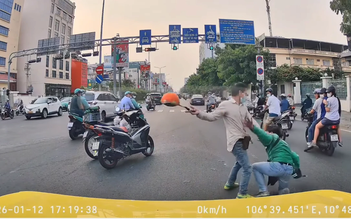 Hai người đàn ông đánh nhau bằng mũ bảo hiểm, gây náo loạn đường phố TP.HCM