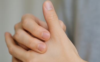 Thường xuyên bẻ khớp ngón tay có gây hại gì không?