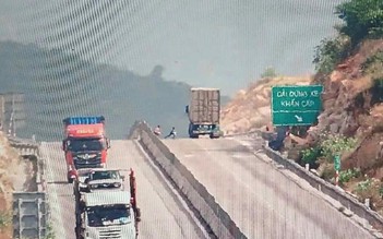 Thót tim cảnh 3 em nhỏ chơi đùa giữa cao tốc Cam Lâm - Vĩnh Hảo