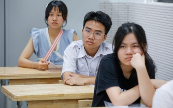 Đứng ngồi không yên với môn thi thứ 3 vào lớp 10