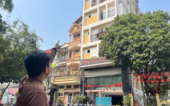 'Ở cùng tầng, tôi nghe có tiếng người cãi nhau trước khi nhà nghỉ bị cháy'