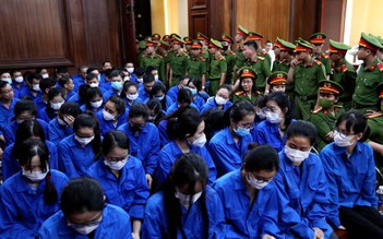 Phiên tòa vụ 'cấp phiếu thử nghiệm giả' với 100 bị cáo chật kín phòng xử