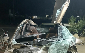 Ô tô bị xé toạc sau khi đâm lan can đường, tài xế thoát chết