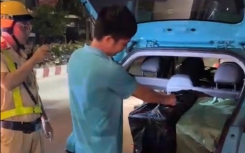 CSGT Tây Ninh bắt quả tang vụ vận chuyển thuốc lá lậu trong đêm