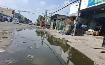 Nghẹt cống, nước thải tràn ra đường