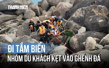 Giải cứu nhóm du khách nước ngoài bị sóng lớn đánh mắc kẹt vào ghềnh đá