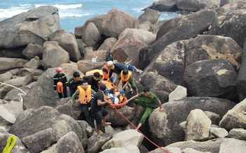 Cứu nhóm du khách nước ngoài bị sóng lớn đánh mắc kẹt vào ghềnh đá