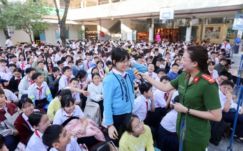 Khi công an, bác sĩ, nhà báo cùng lo cho học sinh trước hiểm họa pháo nổ