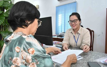 Nụ cười công chức và cách nêu gương từ bàn tiếp dân