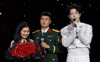 Đức Phúc giúp cặp đôi cầu hôn trên sân khấu, tặng nhẫn hơn 100 triệu đồng