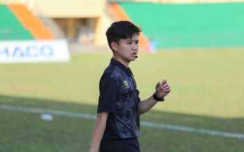 Nữ trọng tài duy nhất tại SVĐ Quân khu 5: Tập trung theo sát từng pha bóng