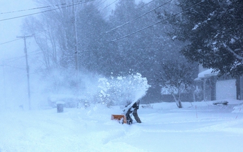 Mưa bão, giá rét hoành hành khắp nơi