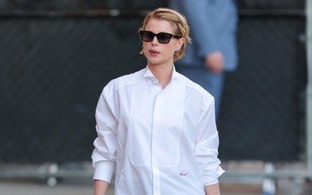 Áo sơ mi trắng ngoại cỡ định hình lại vẻ thanh lịch