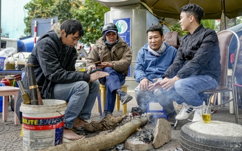 Người Hà Nội co ro giữa tiết trời lạnh buốt