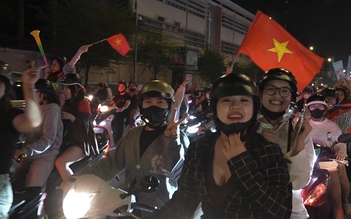 Người hâm mộ TP.HCM xuống đường ‘đi bão’ mừng U.23 Việt Nam giành HCĐ châu Á