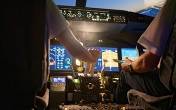 Cơ trưởng đánh cơ phó ngay trong buồng lái chuyến bay